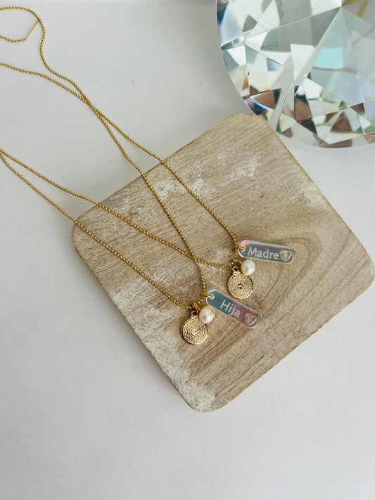 Madre e hija con Padre Nuestro