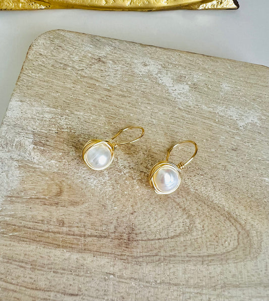 Basic pearl earrings